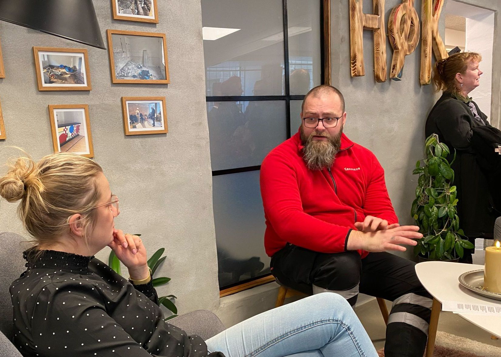 To mennesker i samtale på Café HØK